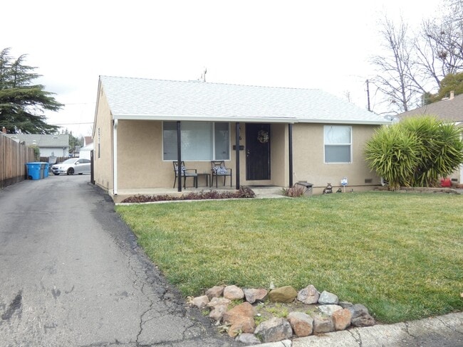 Building Photo - Charming 2/1 close to downtown!