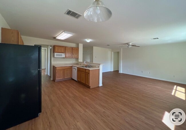 Photo - 940 Goldenrod St