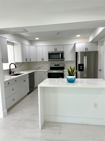 Building Photo - 300 SW 12th St Rental