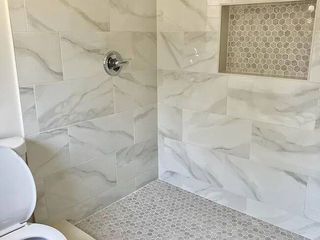 Photo - 201 Saturn Ln N