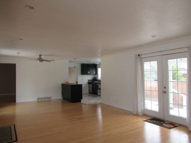 Building Photo - Light and bright 3 bedroom, 2 bath rambler... Rental