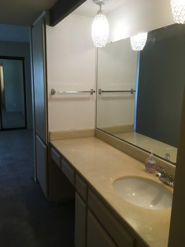 Photo - 22100 Burbank Blvd Unidad 100