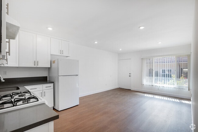 2BD, 1BA - 850SF - Living Room - 3900 Nicolet Ave