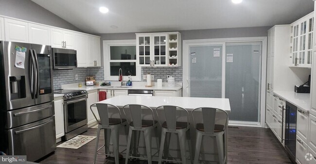 Building Photo - 1385 Rollinghouse Dr