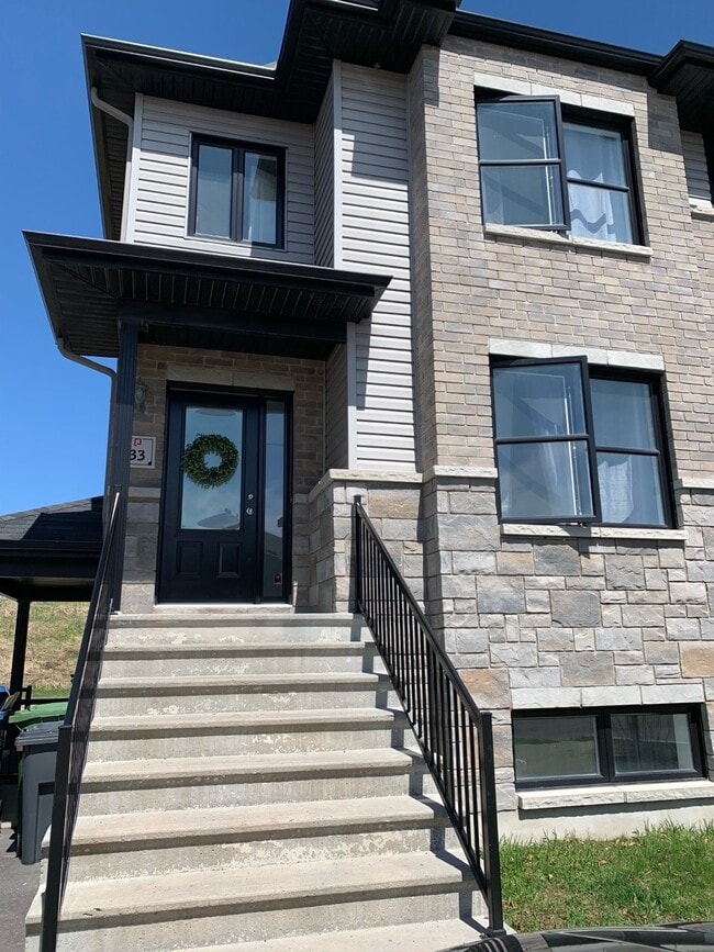 Building Photo - 33 Rue Achille-Vanhee Unit Haut de Duplex - 3 Chambres