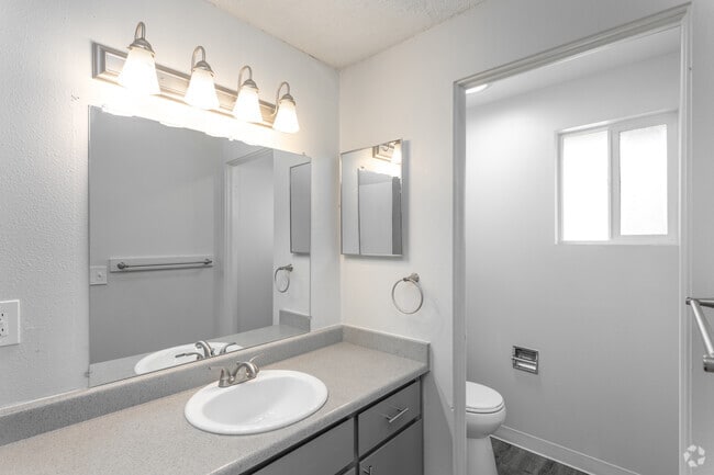 3BR, 1.5BA - 1,096SF