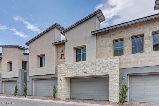 Building Photo - 600 N Carriage Hill Dr