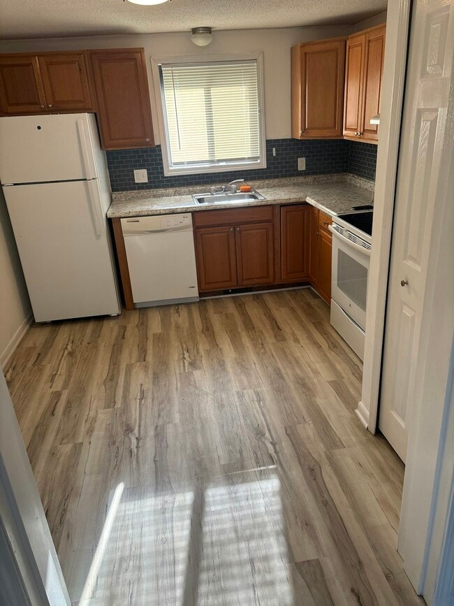 Building Photo - 39471 Jefferson Ave Unit 2 Rental