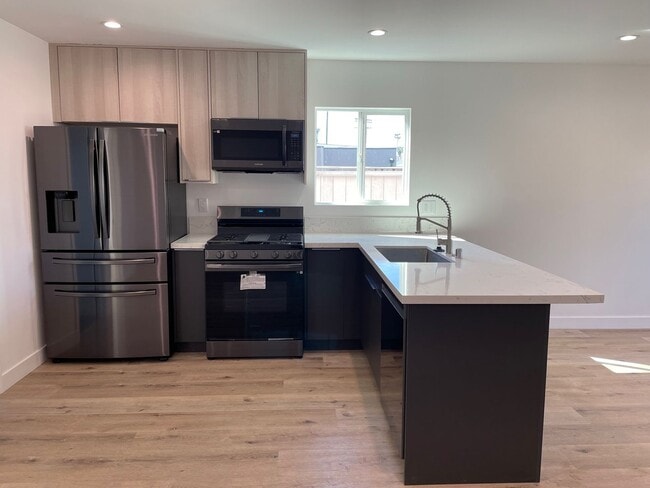 Photo - REST OF OCTOBER & NOVEMBER FREE! Spacious ... Unit 1529 Winona Blvd