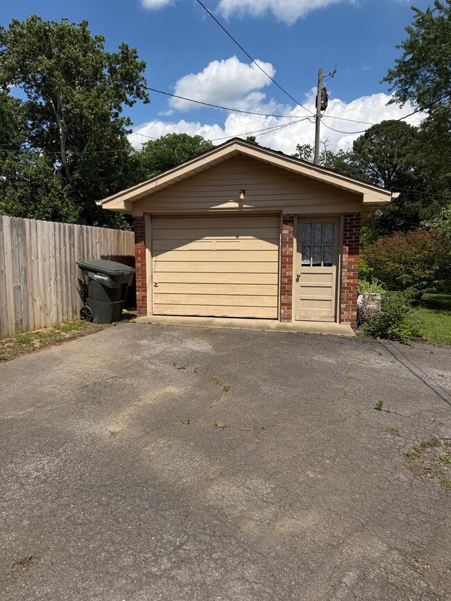 Photo - Charming 3-bedroom,1-bath home w/Detached garage for rent in Springfield, Tennessee.