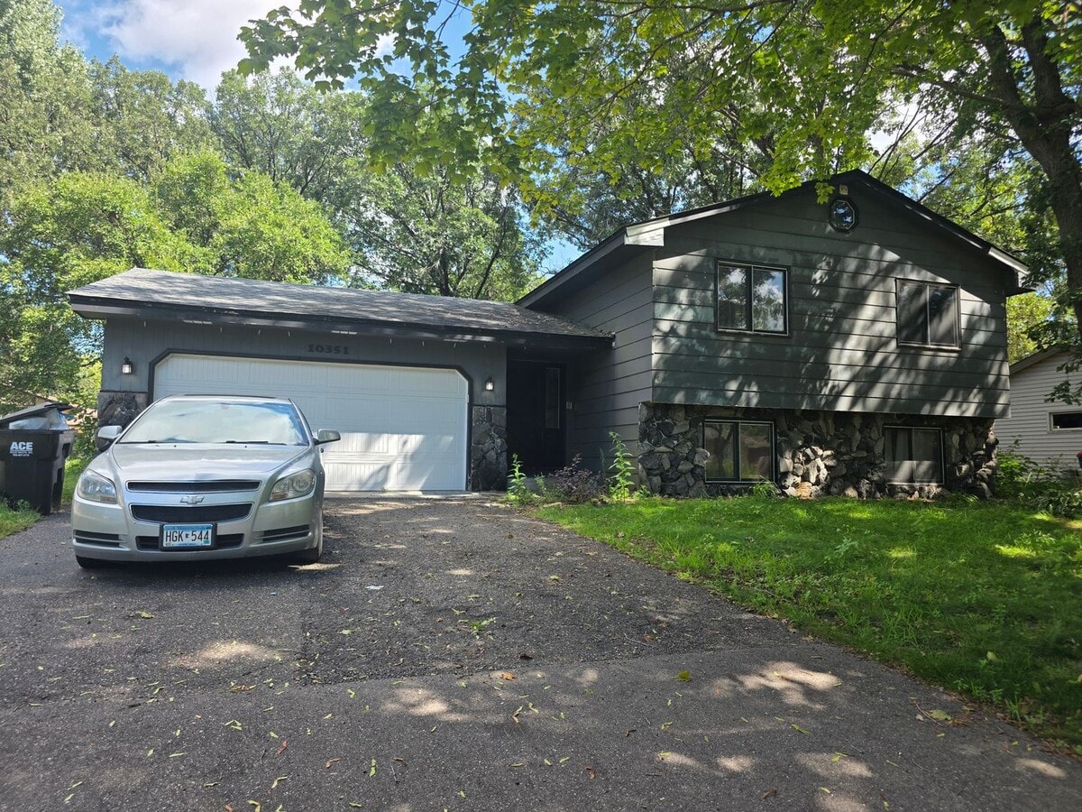 Spacious 3-Bedroom Home in Coon Rapids - Spacious 3-Bedroom Home in Coon Rapids