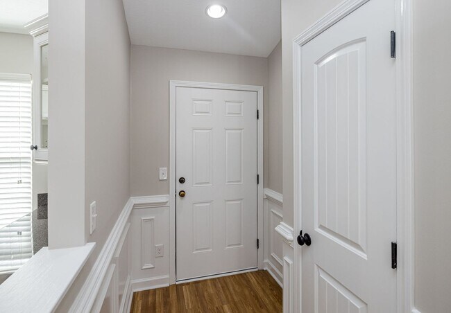 Photo - 304 York Ln