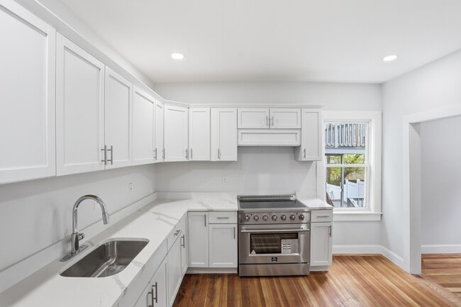 53 Woodford St Unit 1