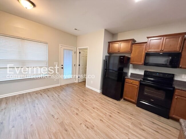 Photo - 208 Hampton Dr