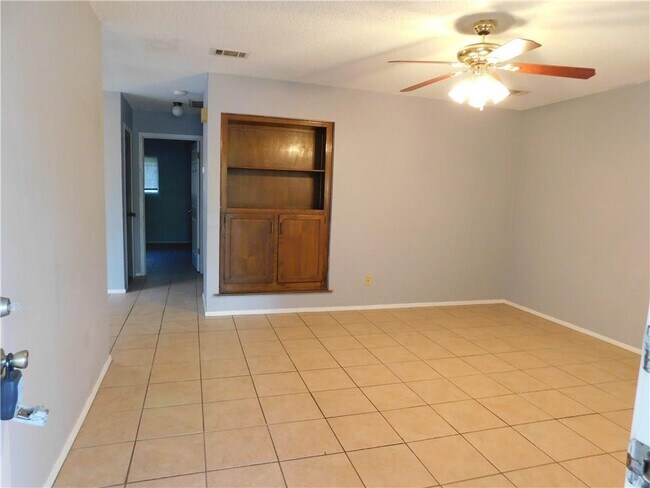 Photo - 1402 Barbergale St