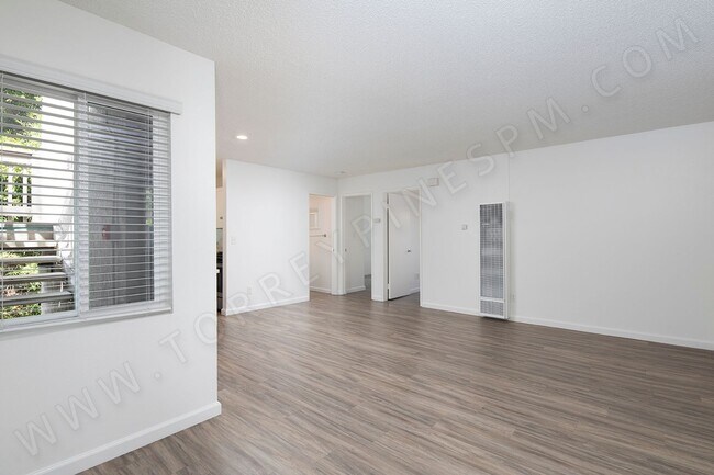 Building Photo - *OPEN HOUSE: 9/20 10:30-11:30AM* Gorgeous ... Unit 05
