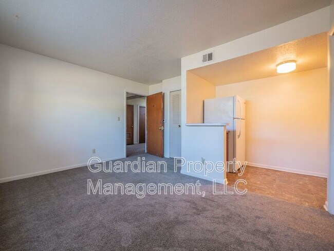 Photo - 1121 N College Dr