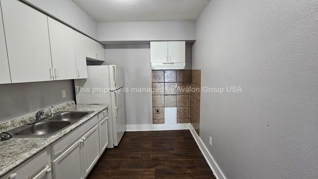 Photo - 2562 Lewis St
