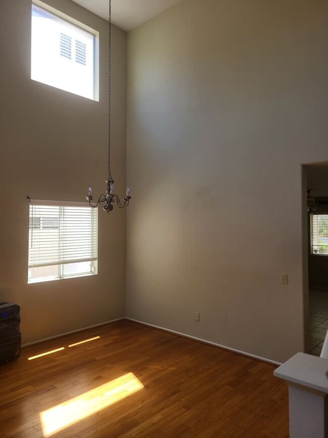 Photo - 44745 Longfellow Ave