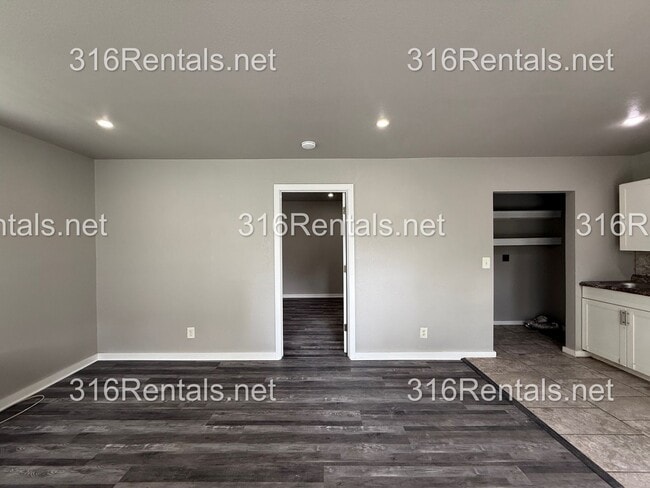 Photo - $595 - Available NOW! Beautiful 1 bedroom/ 1 bathroom Duplex Unit 823