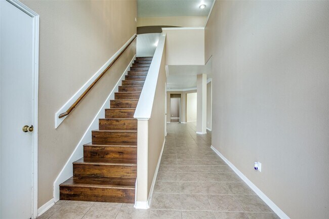 Photo - 9907 Valance Way