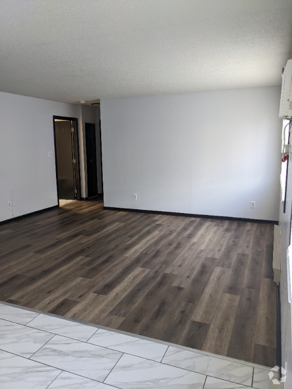 Building Photo - 300 Hopp Ave Unit Apt 8