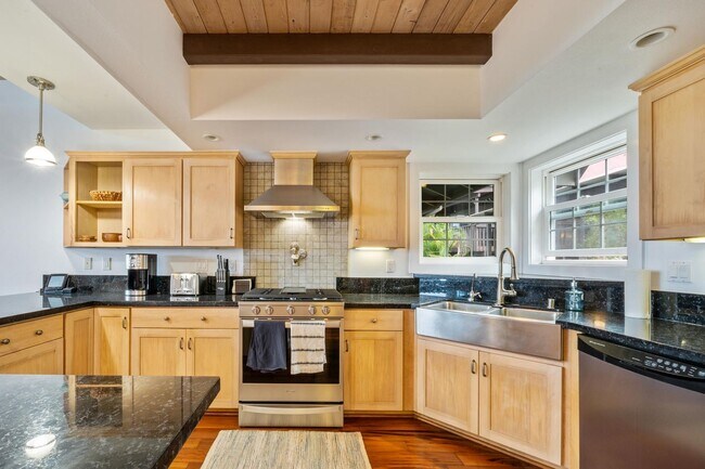 76-886 Hualalai St