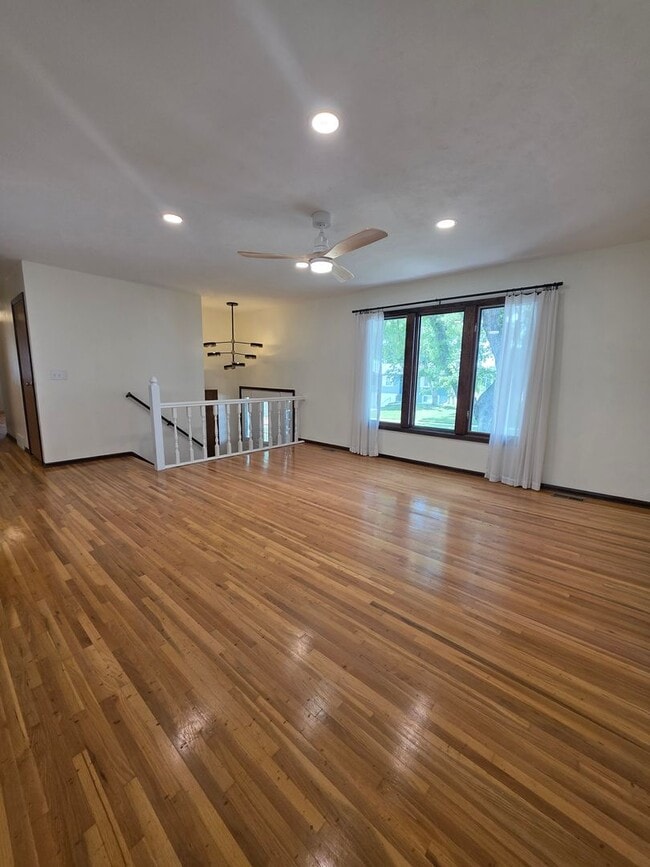 Photo - Spacious Three Bedroom in Millard!