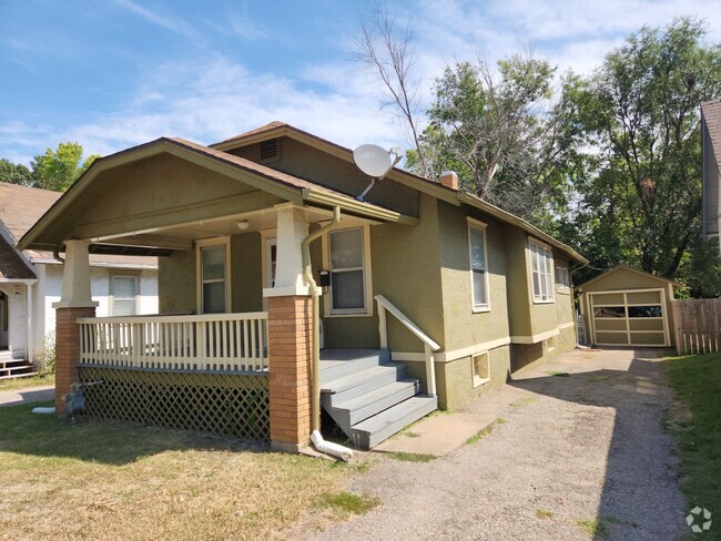 Building Photo - Perfect for Washburn University students o... Rental
