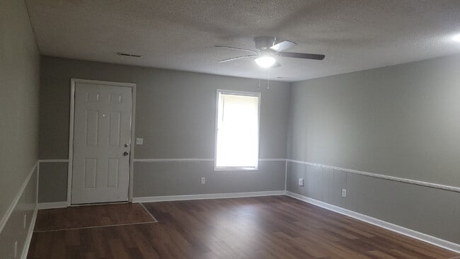 Photo - "1 month free. Section 8 accepted. 1-Bedroom Retreat with Full Bath in Huntsville's Heart!" Unit L