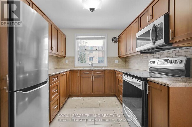 Photo - 624 Wonderland Rd S