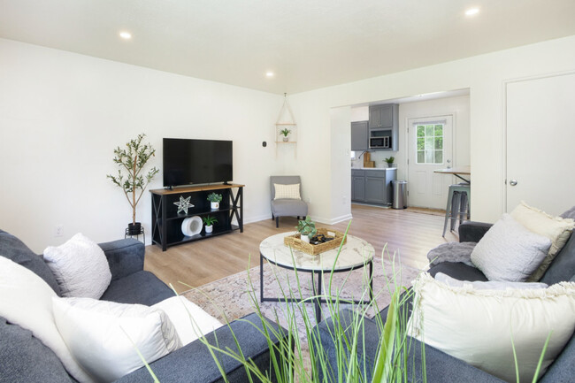 Building Photo - 6484 Aylesworth Dr Rental