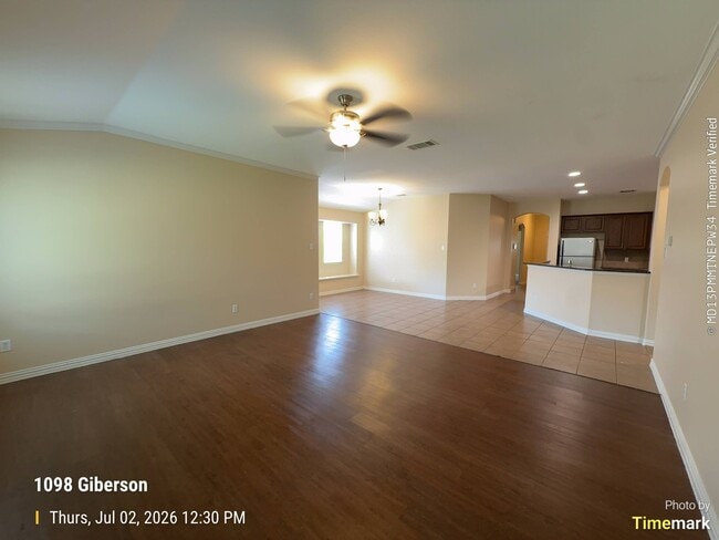 Photo - 1098 Giberson Way