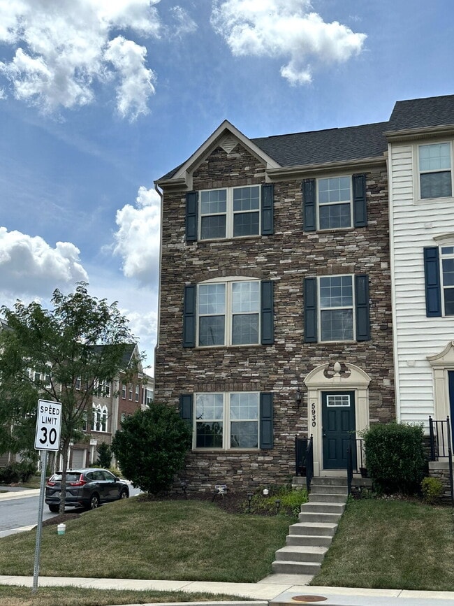 Building Photo - Three-Floor End Unit Townhome in Frederick