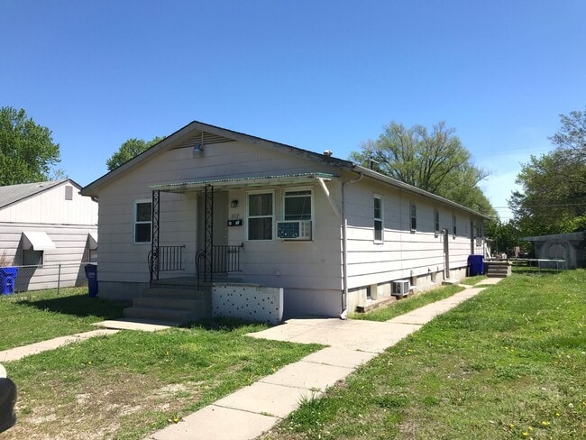 Building Photo - 1115-1117 N Eisenhower Unit 1117