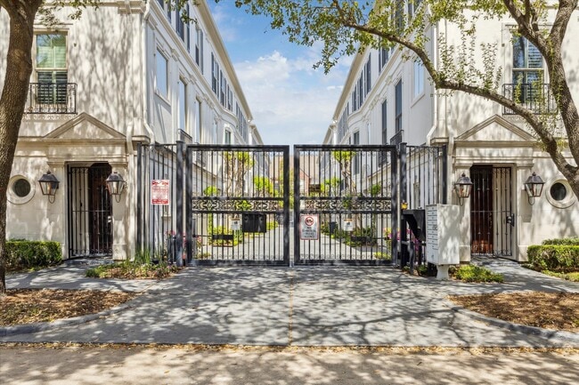 Building Photo - 190 Oak Pl