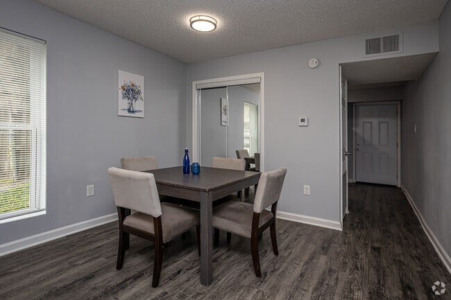 2BR, 1BA - 906SF