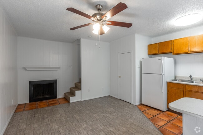 1BR, 1BA - 550SF - Living Room