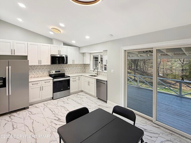 Photo - 308 Hemlock Ln