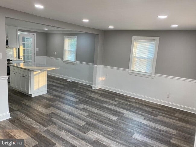 Photo - 404 Abbott Rd