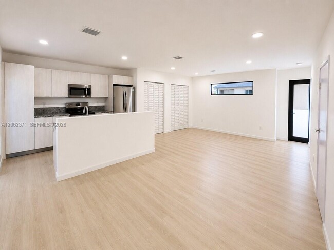 Photo - 552 NW 7th St