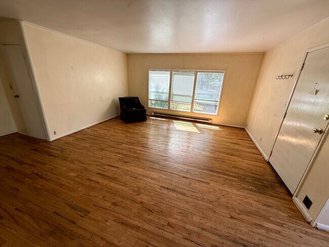 Photo - 3 Bedroom Duplex Close to U of O Campus