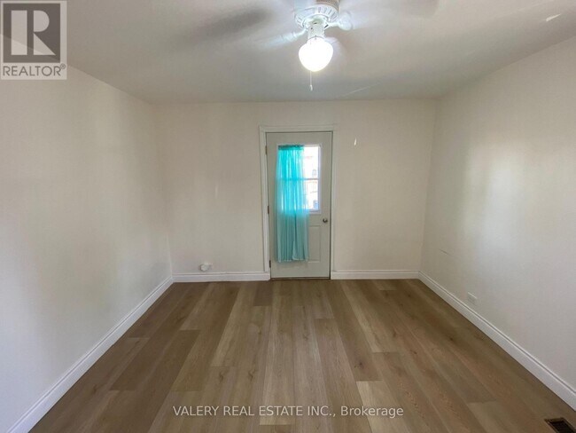 Photo - 374 Edmonton St