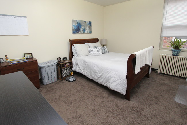 Photo - LONDON TERRACE APARTMENTS -- 014