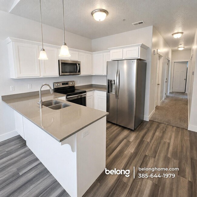 Photo - 702 N 380 W