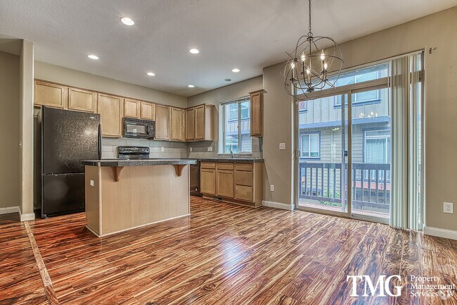 Building Photo - Wonderful 4 bed 2.5 Bath Townhome in Hills... Unit 1414 Edgefield