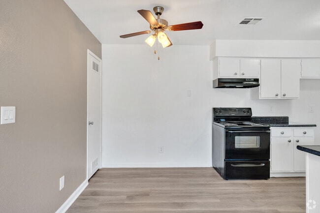 1BR, 1BA - 650SF - Dining Area