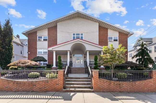 Building Photo - 34 E 32nd St Unit B5