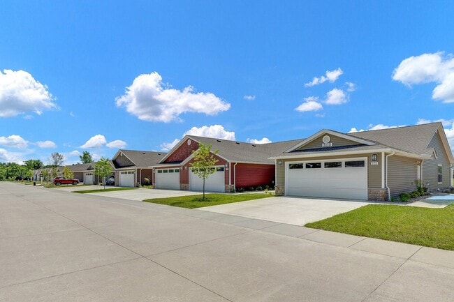 Redwood Ankeny - Redwood Ankeny Townhomes