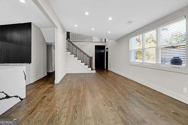 Photo - 1887 Shalimar Dr NE